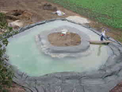 Teich mit Insel befüllt